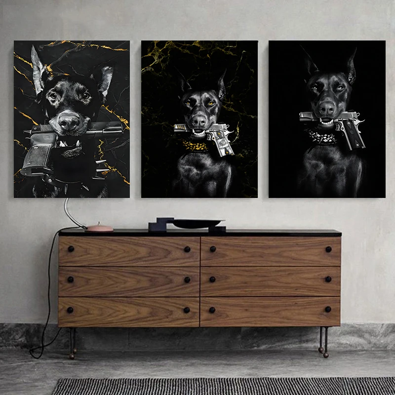 ファッションブラックドーベルマン犬ライオンピストル付きポスタ - Photography Trend のレビューと価格